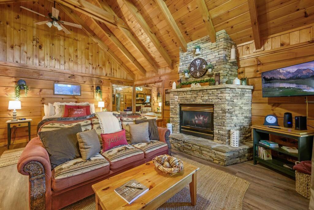 Do Not Disturb - Pigeon Forge Smoky Mountain Studio Cabin, Hot Tub, Fireplace Esterno foto