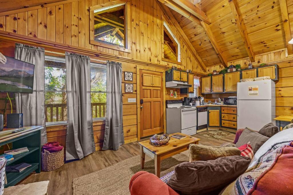 Do Not Disturb - Pigeon Forge Smoky Mountain Studio Cabin, Hot Tub, Fireplace Esterno foto