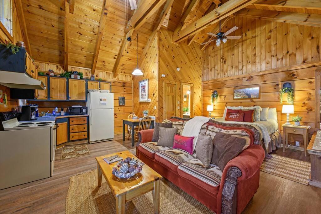 Do Not Disturb - Pigeon Forge Smoky Mountain Studio Cabin, Hot Tub, Fireplace Esterno foto
