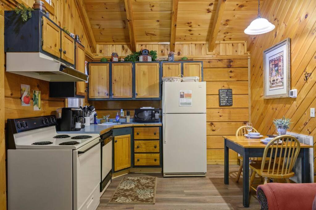 Do Not Disturb - Pigeon Forge Smoky Mountain Studio Cabin, Hot Tub, Fireplace Esterno foto