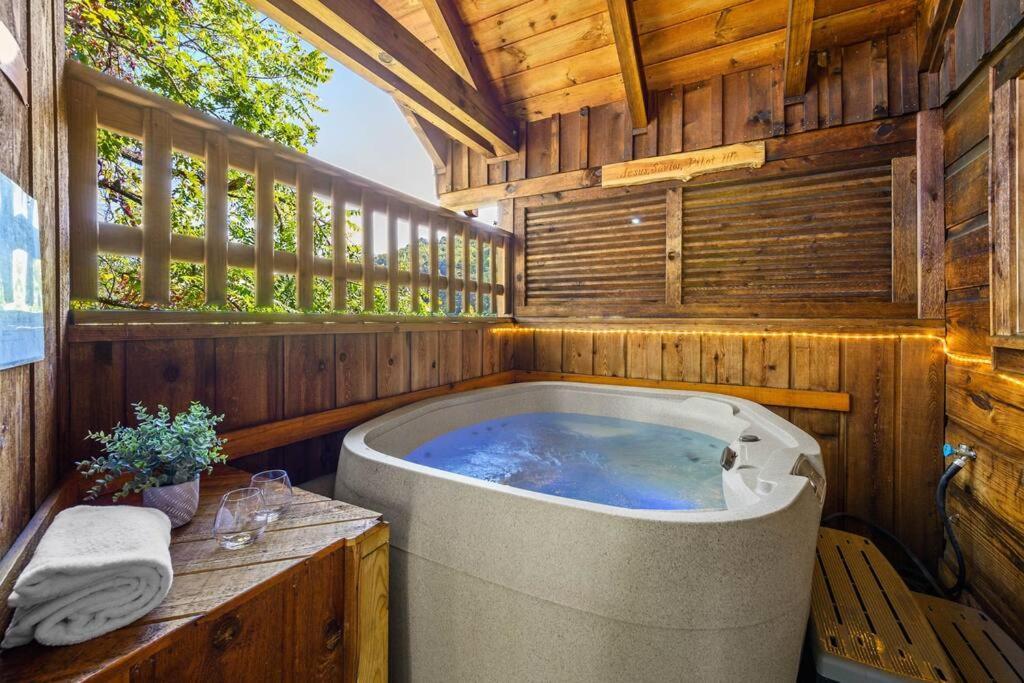Do Not Disturb - Pigeon Forge Smoky Mountain Studio Cabin, Hot Tub, Fireplace Esterno foto