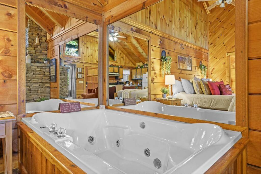 Do Not Disturb - Pigeon Forge Smoky Mountain Studio Cabin, Hot Tub, Fireplace Esterno foto