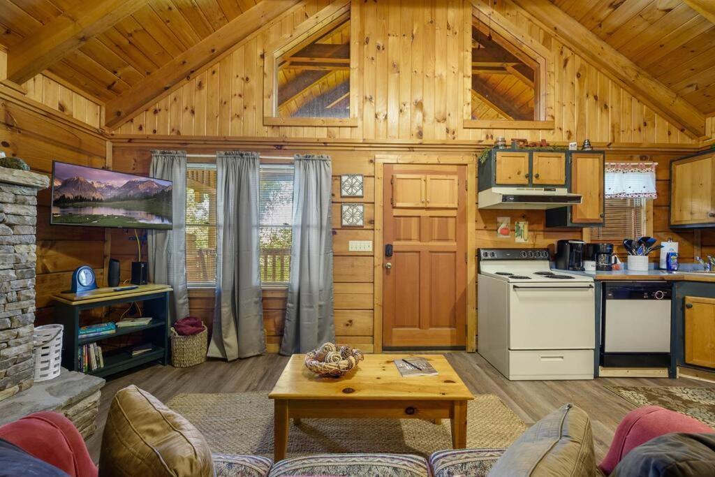 Do Not Disturb - Pigeon Forge Smoky Mountain Studio Cabin, Hot Tub, Fireplace Esterno foto