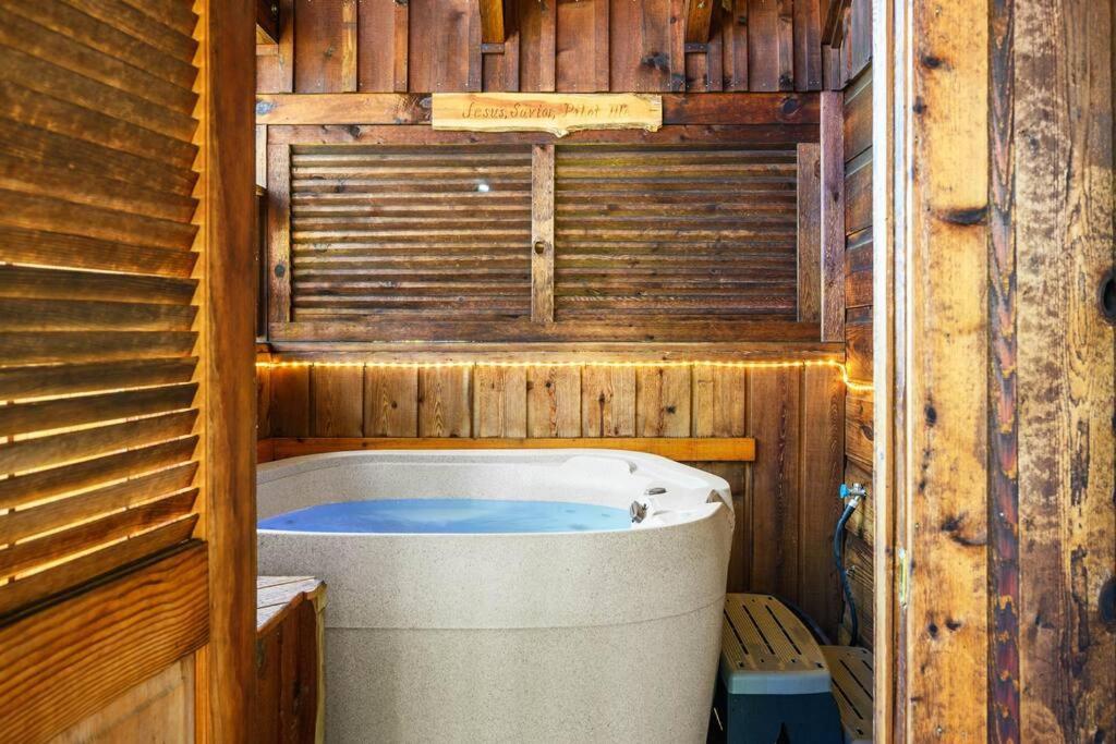 Do Not Disturb - Pigeon Forge Smoky Mountain Studio Cabin, Hot Tub, Fireplace Esterno foto