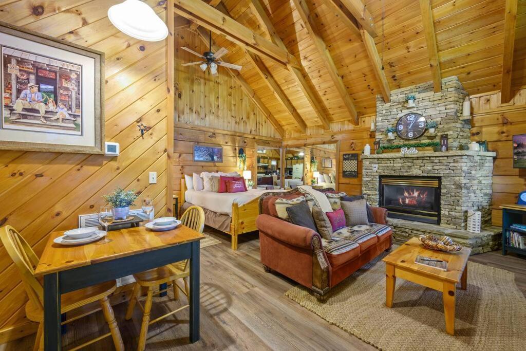Do Not Disturb - Pigeon Forge Smoky Mountain Studio Cabin, Hot Tub, Fireplace Esterno foto