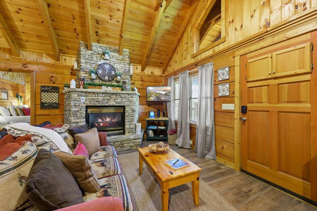 Do Not Disturb - Pigeon Forge Smoky Mountain Studio Cabin, Hot Tub, Fireplace Esterno foto