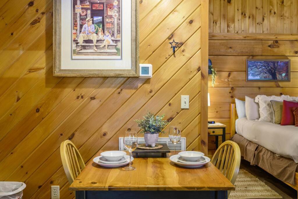 Do Not Disturb - Pigeon Forge Smoky Mountain Studio Cabin, Hot Tub, Fireplace Esterno foto