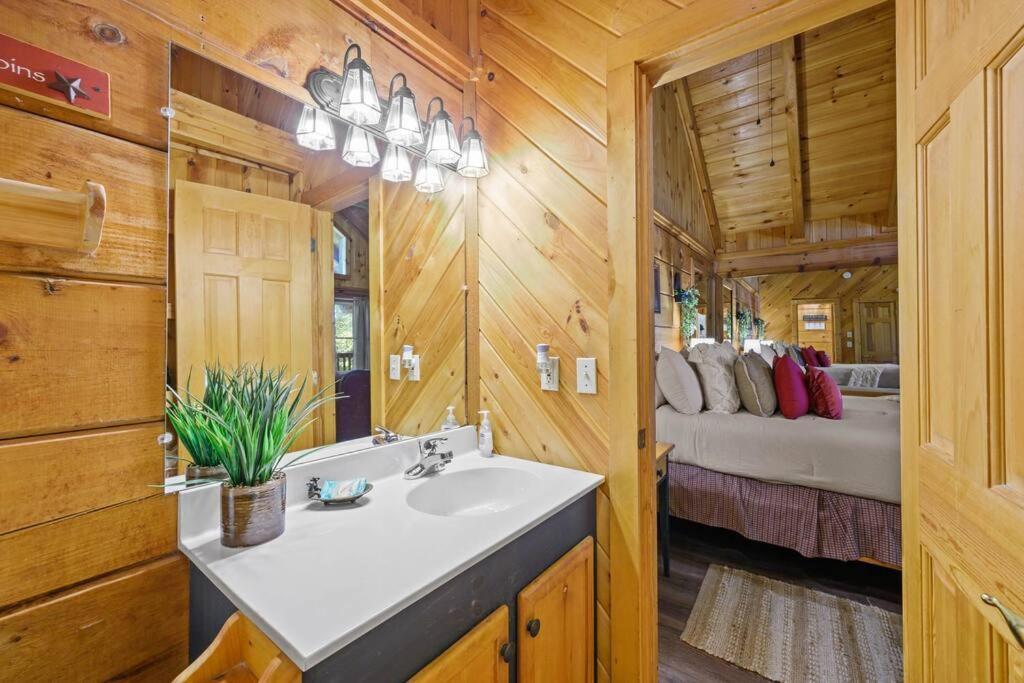 Do Not Disturb - Pigeon Forge Smoky Mountain Studio Cabin, Hot Tub, Fireplace Esterno foto